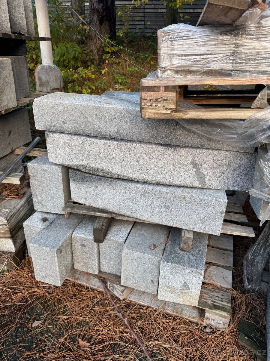 Žulové obrubníky a bloky CENA ZA VŠE NA FOTO - ASI 12 PALET - 3