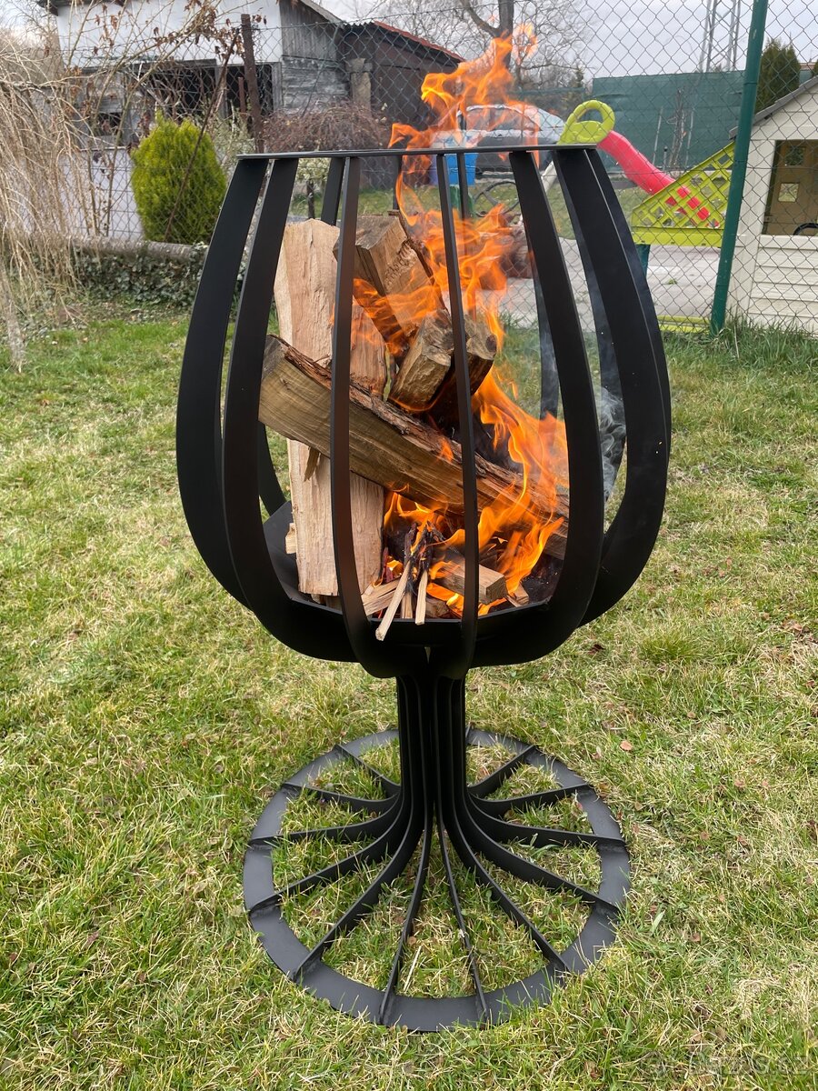 Designové ohniště / zahradní socha – motiv sklenky vína - 3