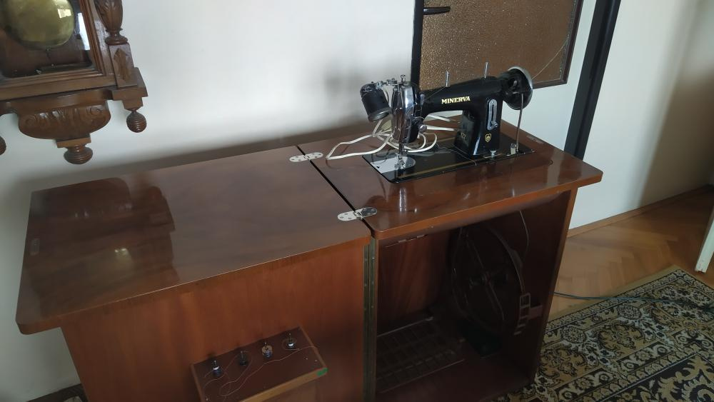 Prodám skříňkový šicí stroj Minerva - 3