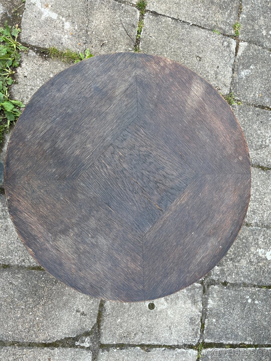 Starožitný nábytek - stolek kulatý s poličkou - 3