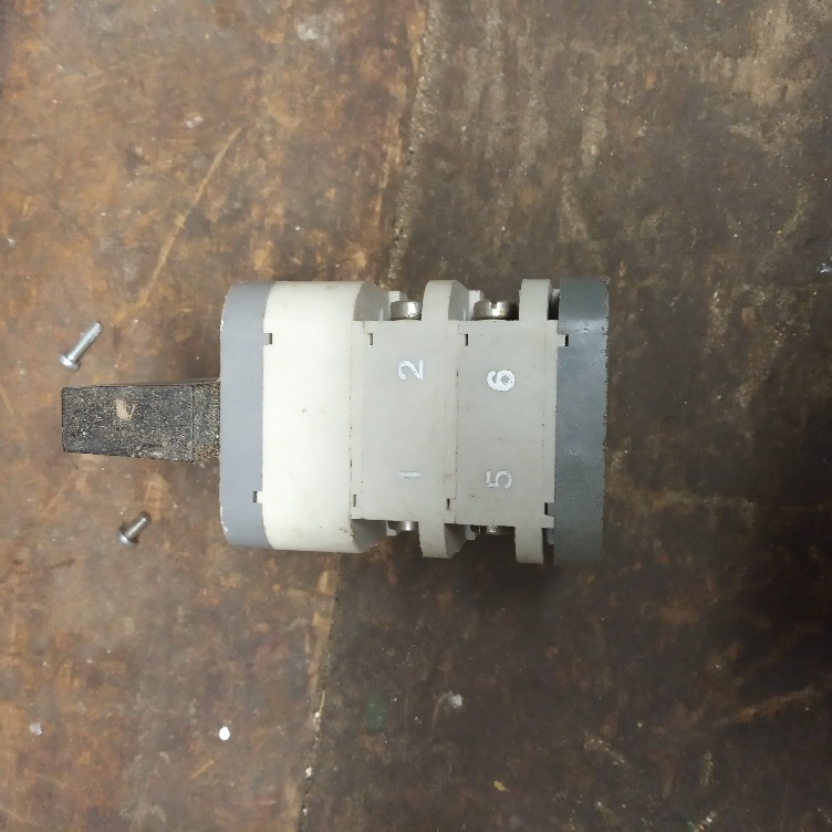 Otočný vačkový přepinač 2 fáze, dvě polohy - 8 svorek - 3