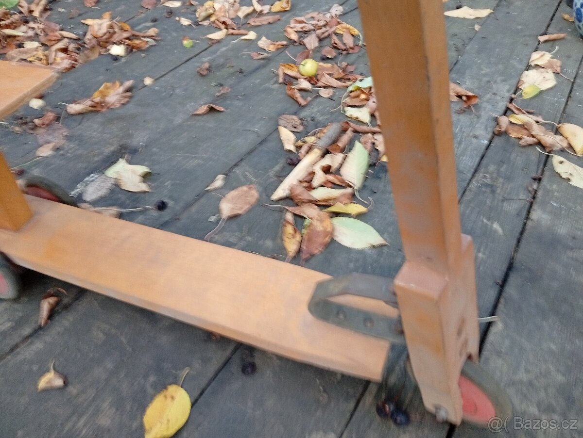 Retro dřevěná koloběžka se sedátkem - 3