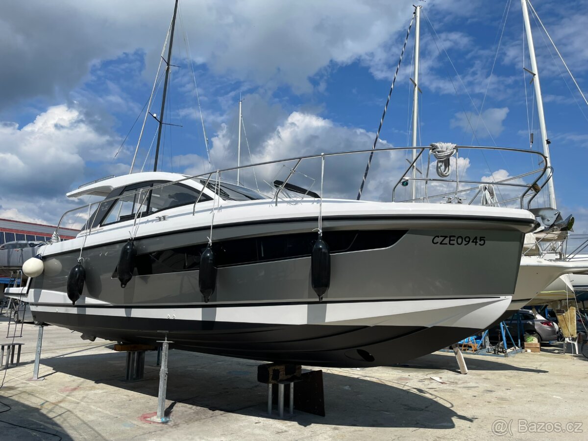 Motorová jachta SEALINE S335 - 3