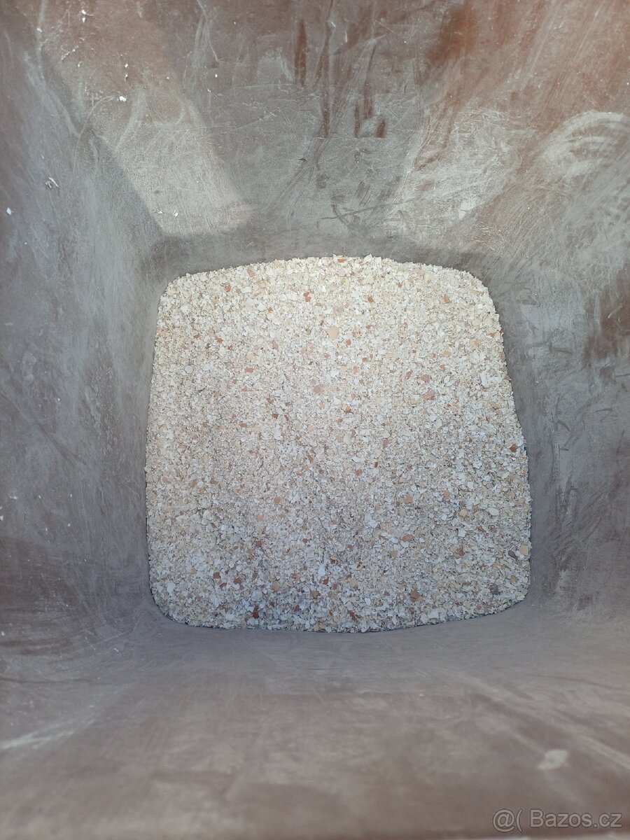 Šrotovaná kukuřice, chleba,skořápky. - 3