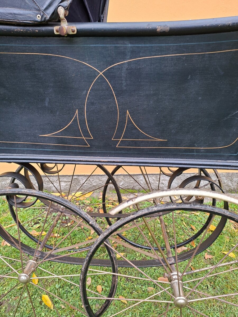 Starožitný kočárek pro miminko č. 633 - 3