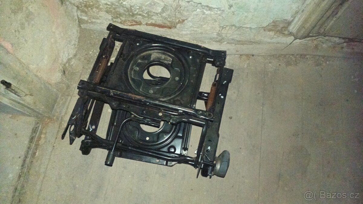 otočná základna autosedačky - 3