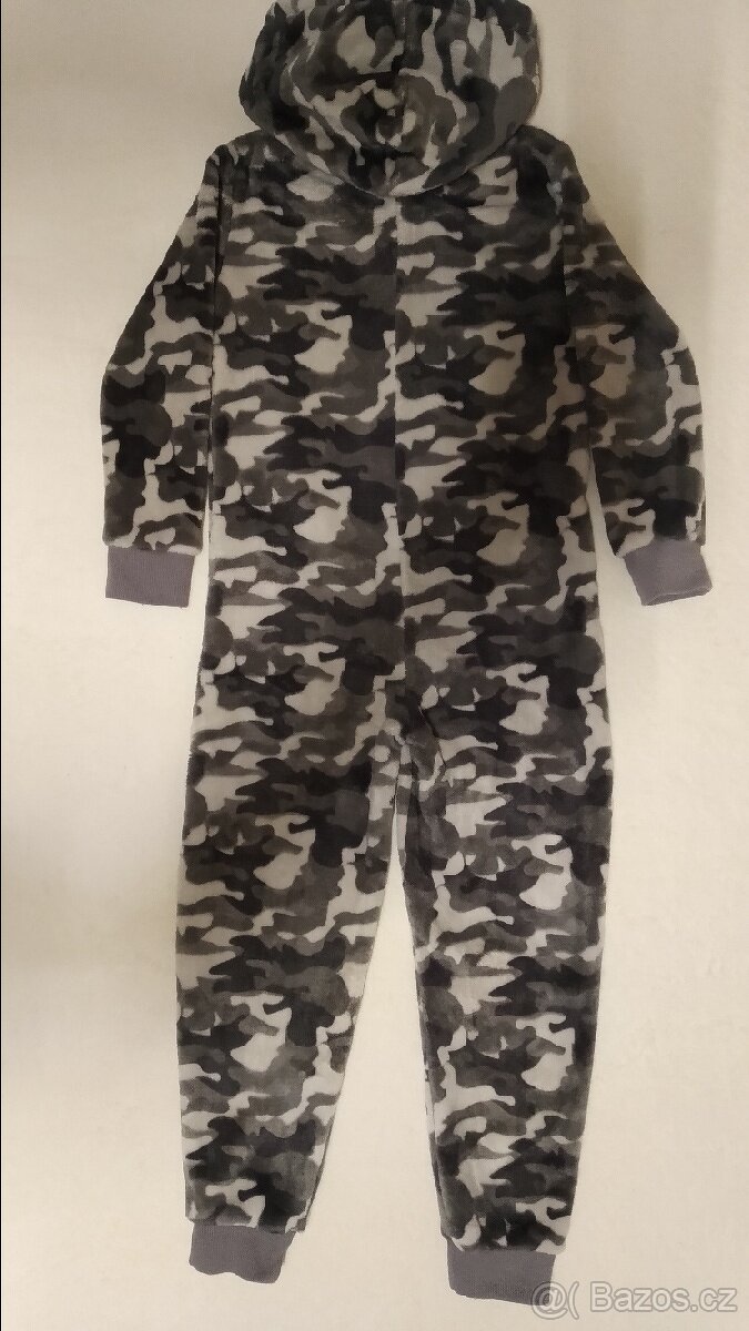 Maskáčový dětský domácí overal
- 3