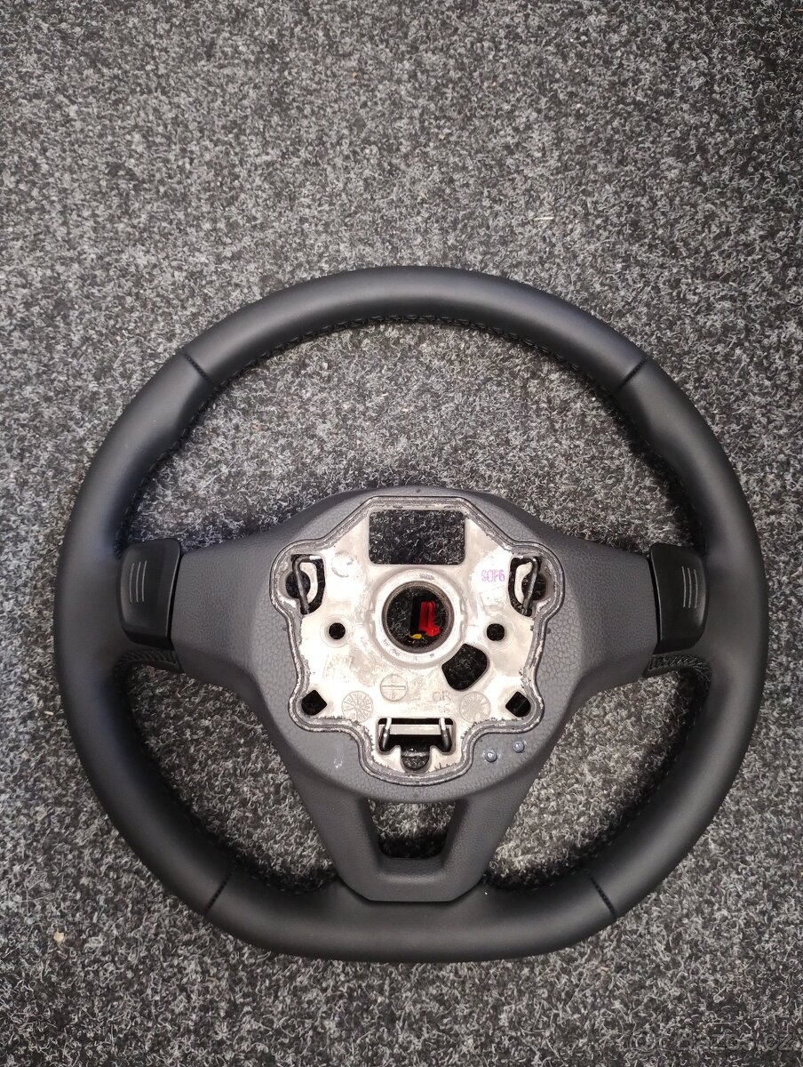 Volkswagen - nový volant, DSG, výhřev, kůže, multifunkce - 3