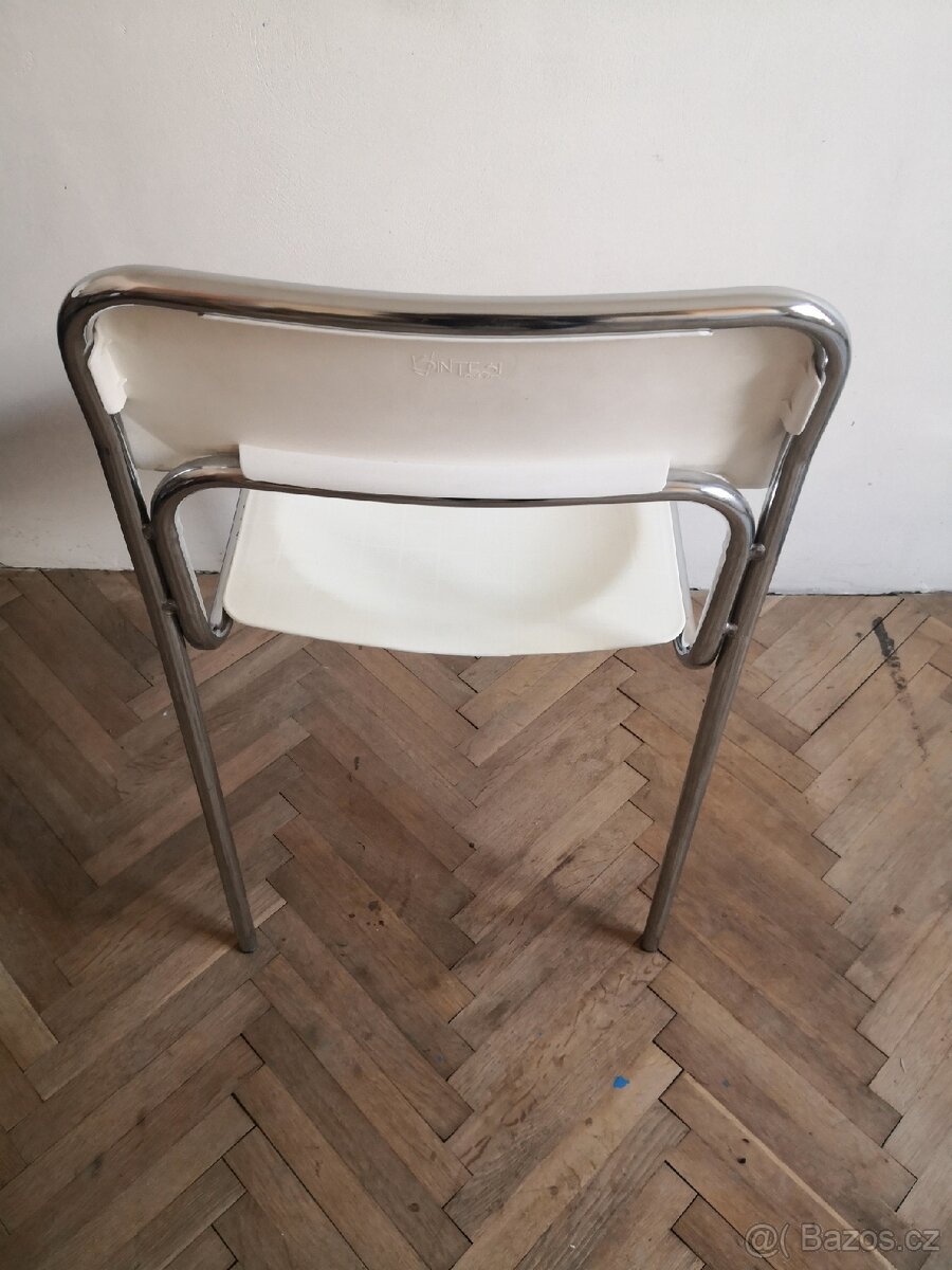 Bílá židle - 3