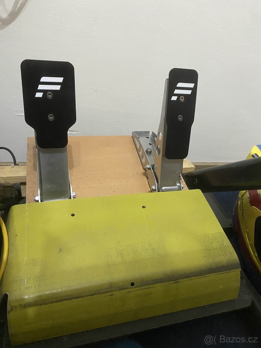 Moza R5 bundle + csl pedals + DIY rig - 3