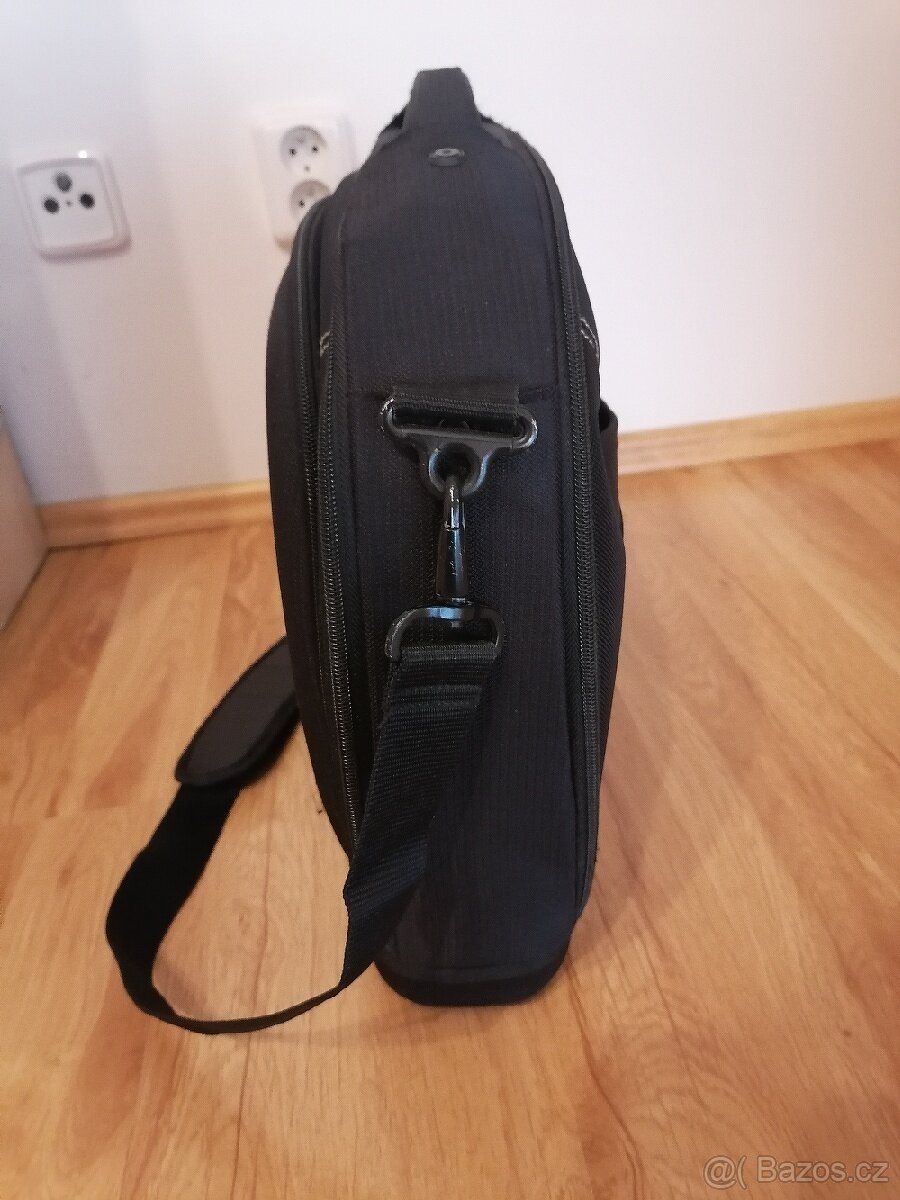 Case Logic Skořepinová brašna na notebook 17"
- 3