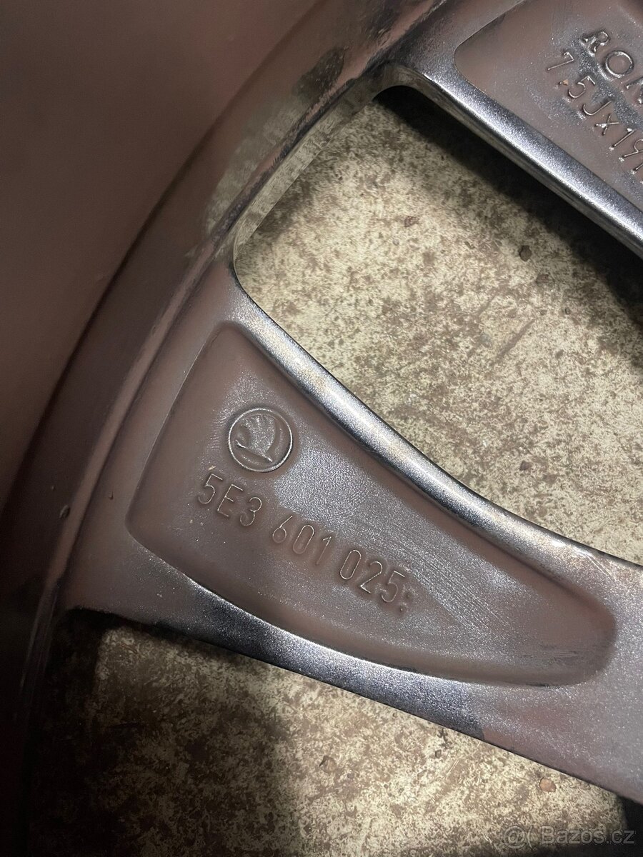 Alu kolo octavia rs 19 5E3601025 - 3