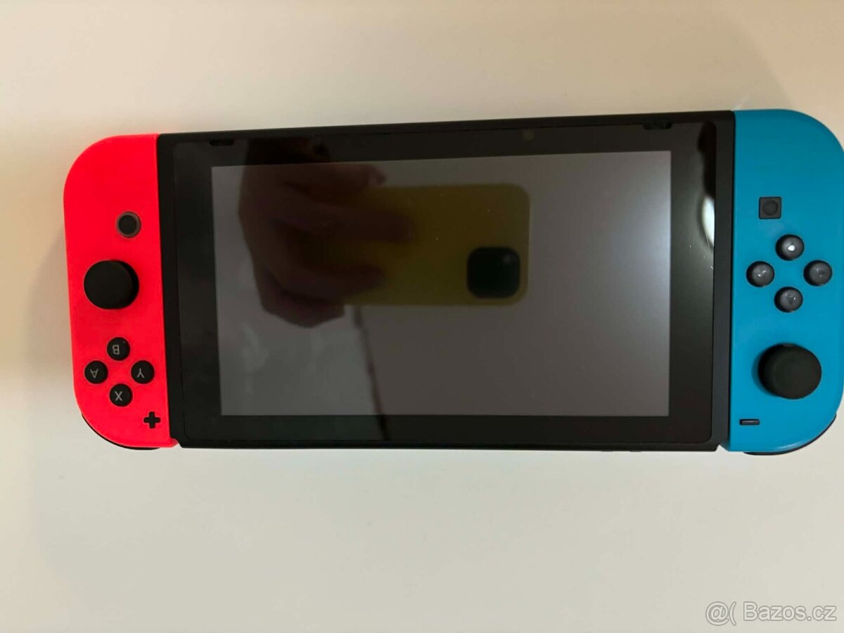 Nintendo Switch + pár Joy-Conů + Obal - 3