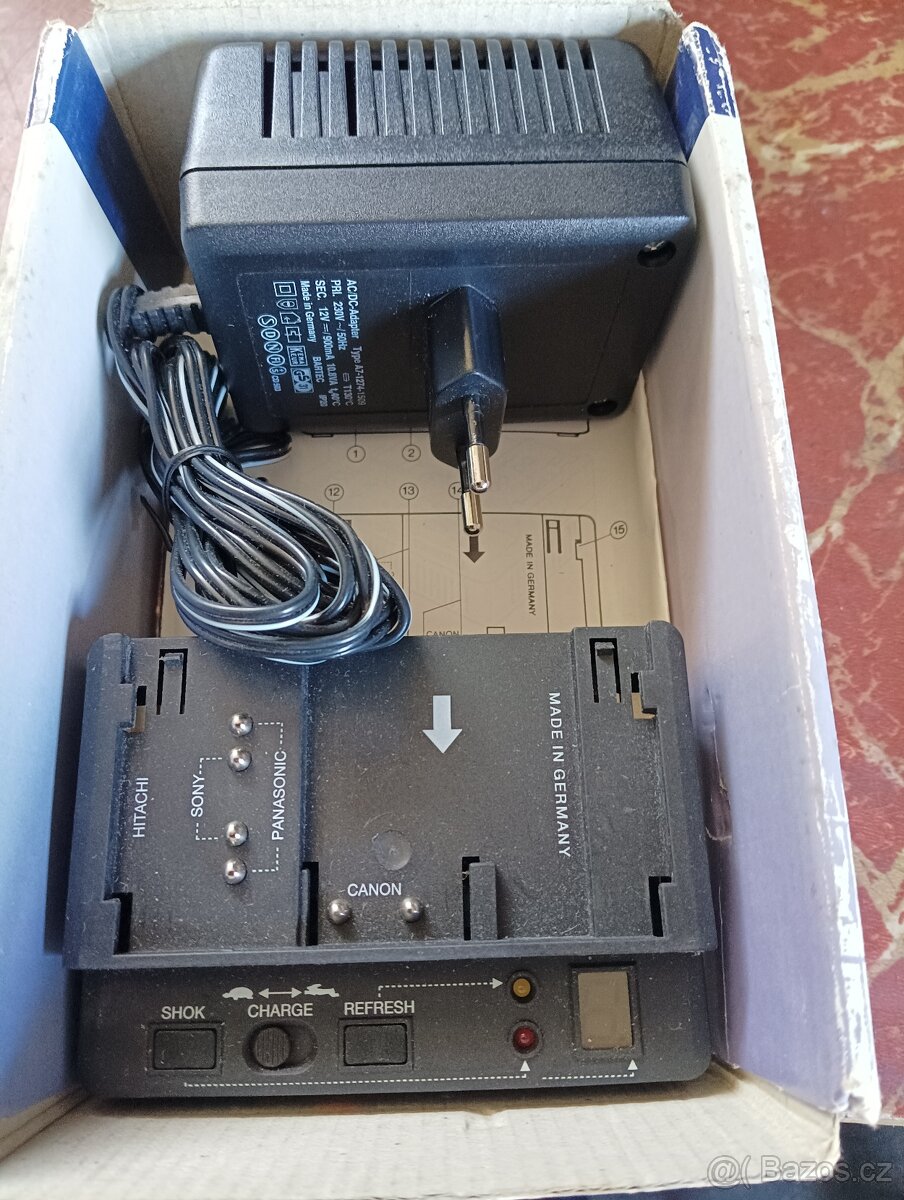 Nabíječka a zdroj pro starší videokamery. - 3