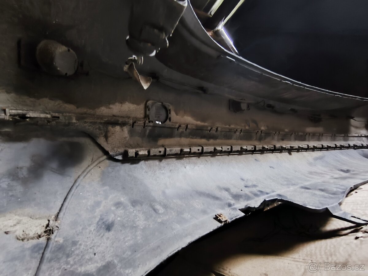 Passat B6 zadní nárazník se senzory černá - 3