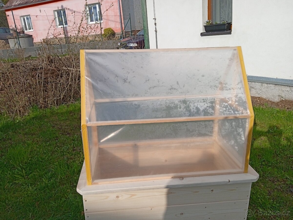 dřevěné vyvýšené zahradní záhony, květináče, jahodníky - 3