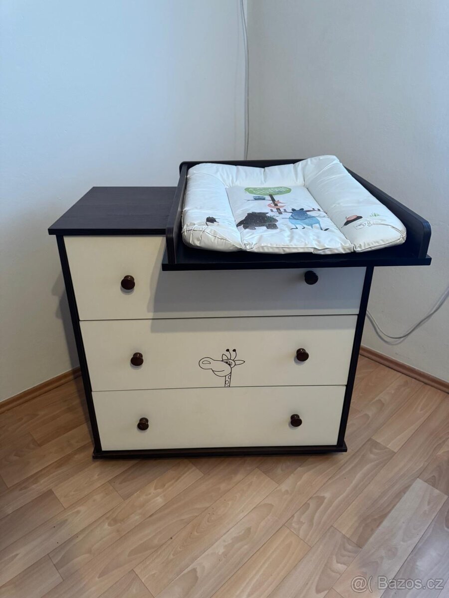 Přebalovací pult a postýlka Klupš Safari, ořech - bílá - 3