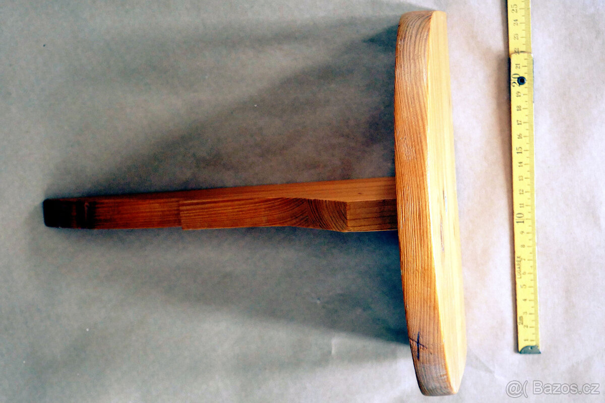 Dřevěná polička, háčky a drobné dekorace - 3