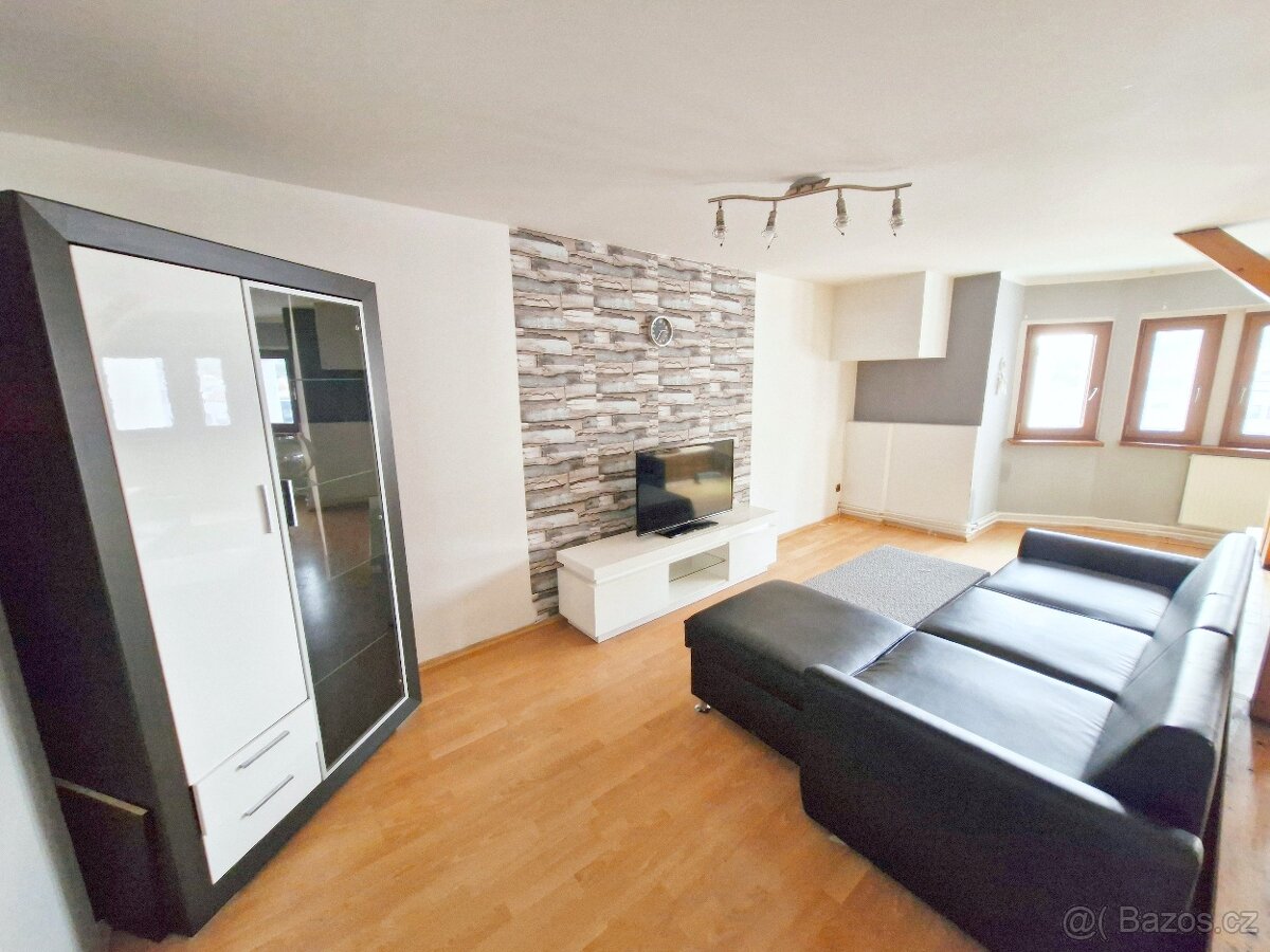 Pronájem prostorného podkrovního bytu 5+1, 171 m² – Krupská - 3