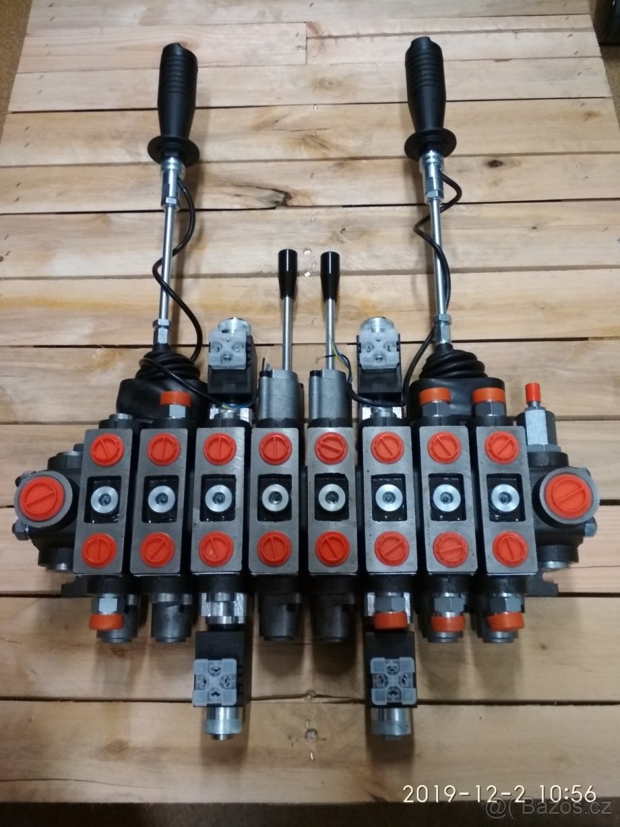 Kombinovaný hydraulický rozvaděč 8-mi sekční - 3