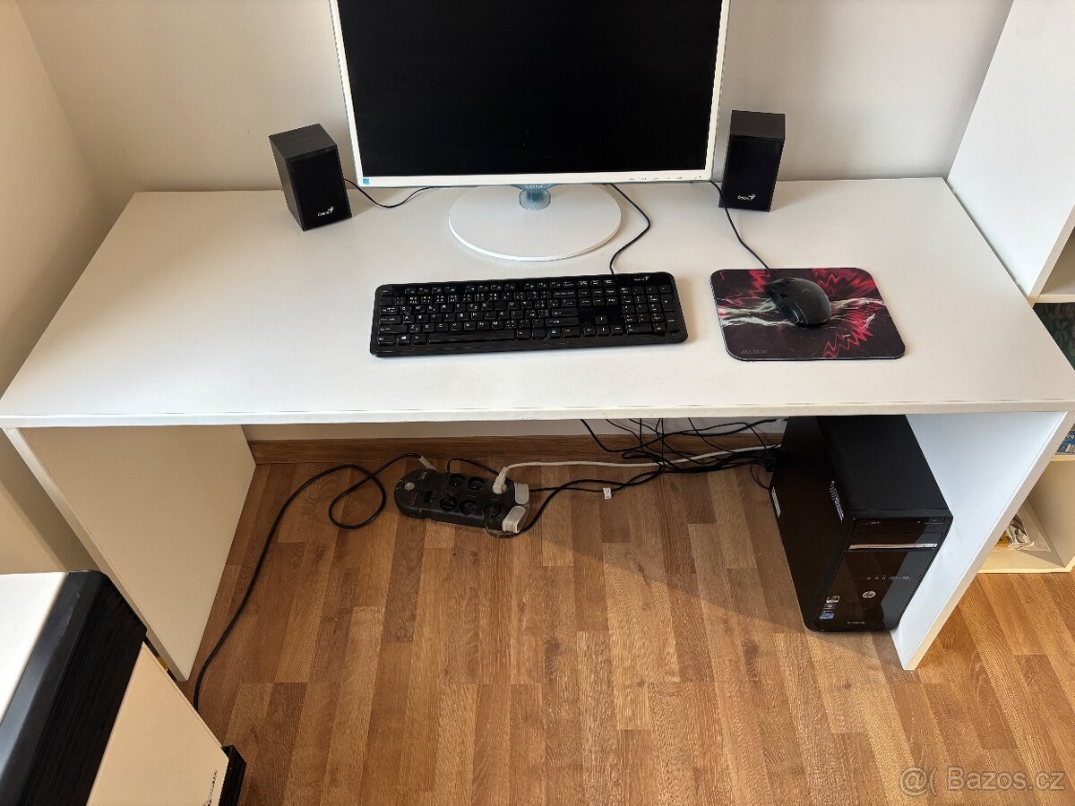 Bílý prostorný pracovní PC stůl - 3