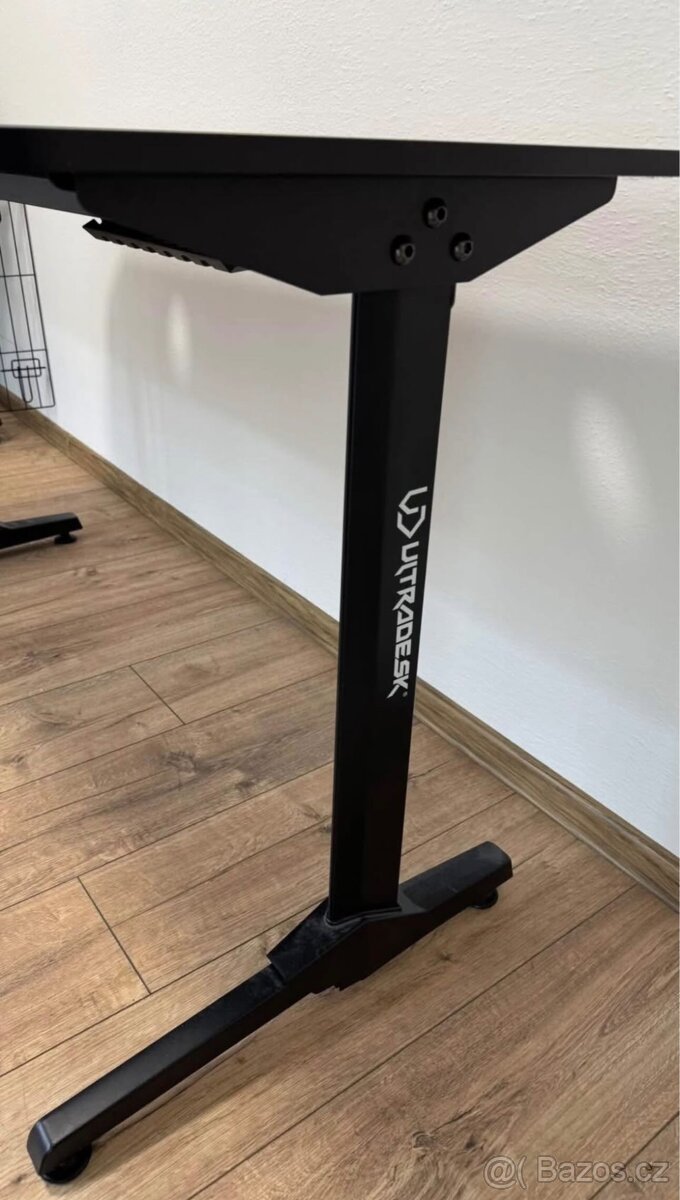 Prodám herní stůl s podložkou - 3