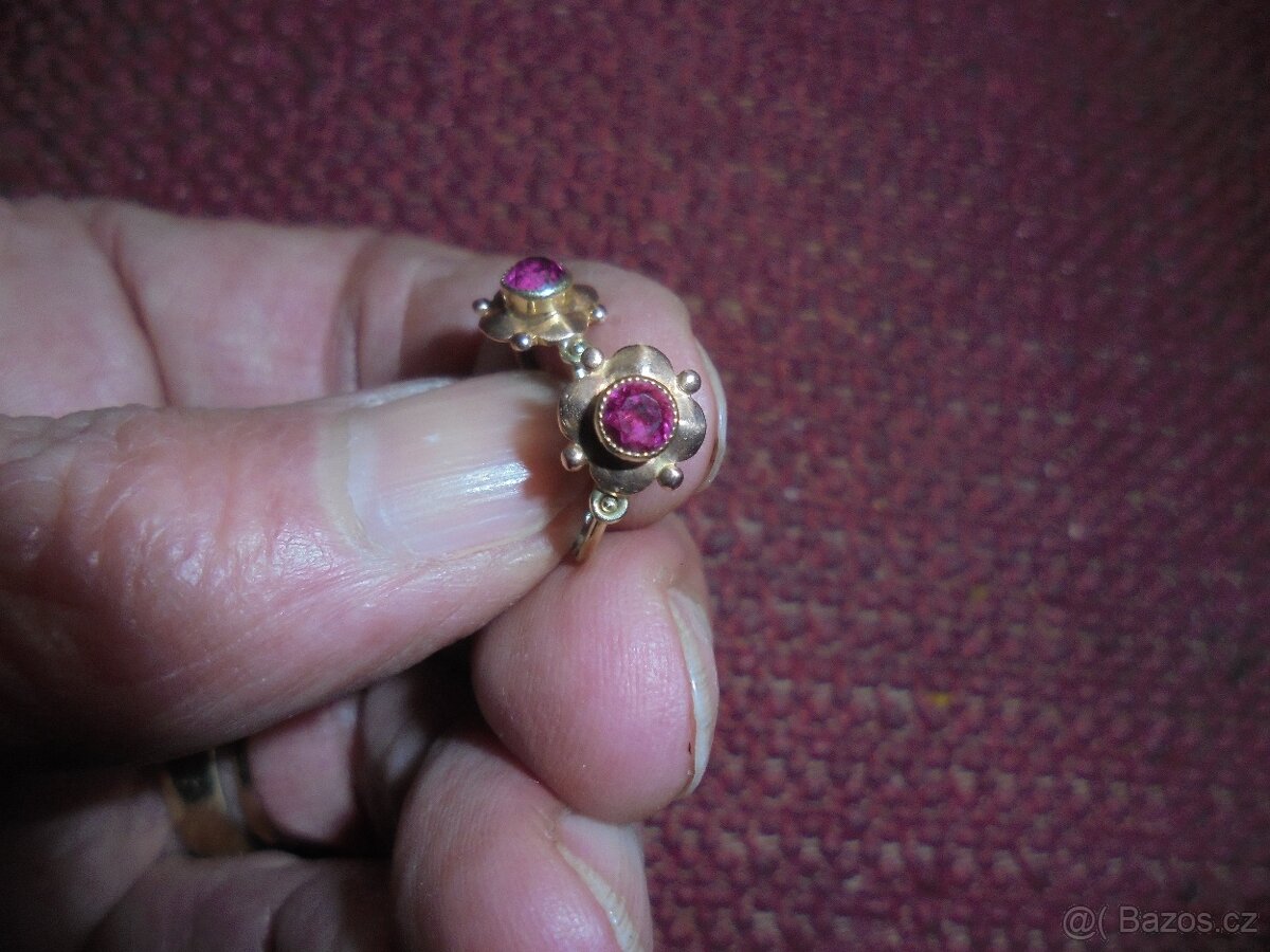 Prodám dětské náušnice s červeným kamínkem, - 3