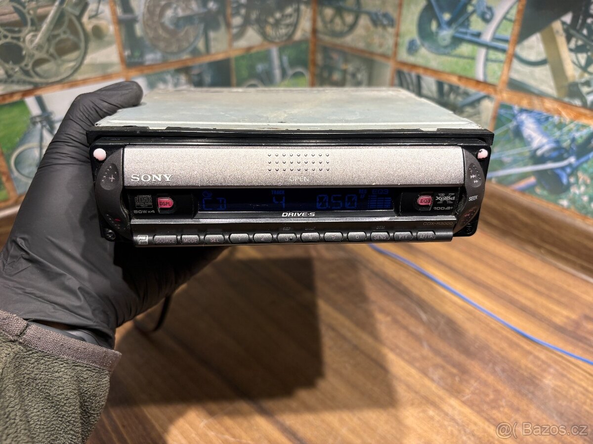 SONY CDX-R3000–červené podsvícení, Tuning dvířka pro CD. - 3