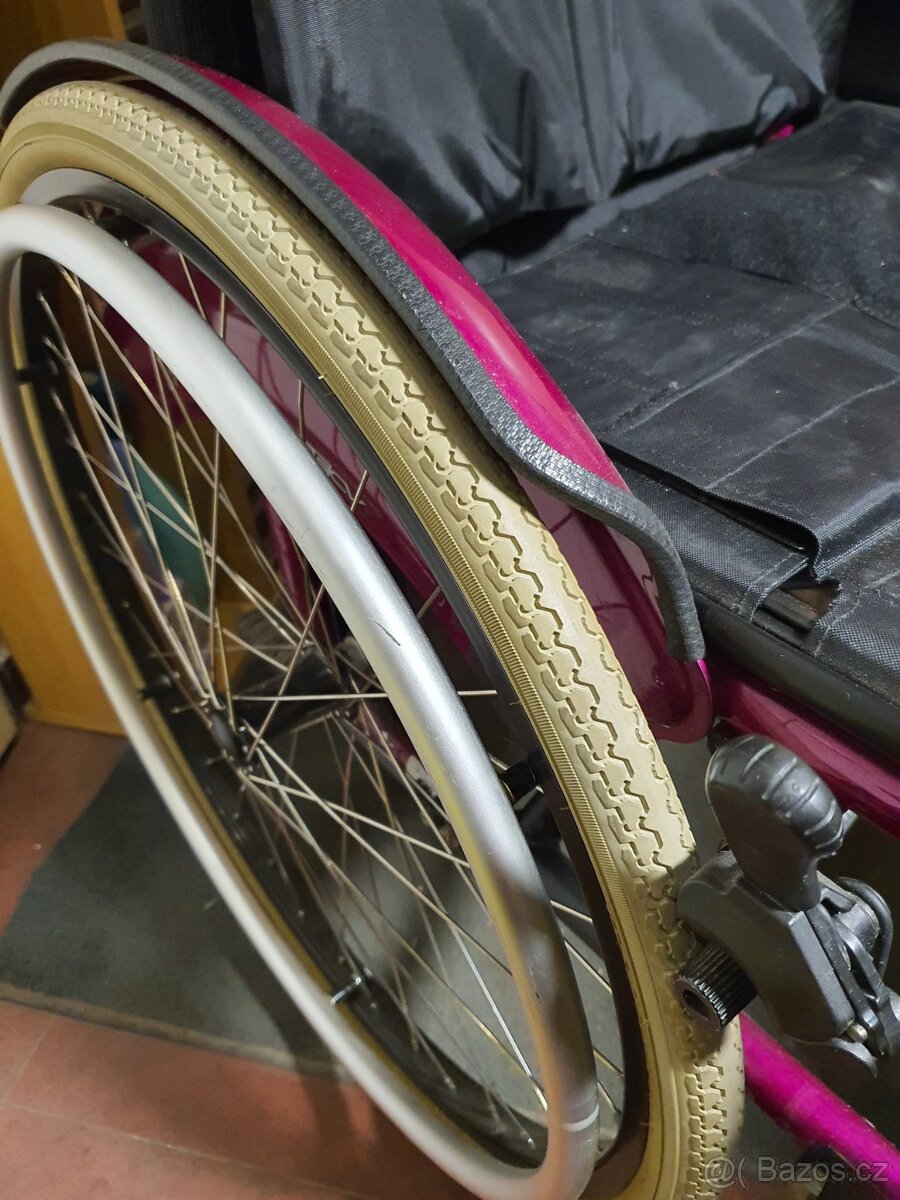 TOP SPORT zánovní invalidní vozík PLNÁ KOLA - 3