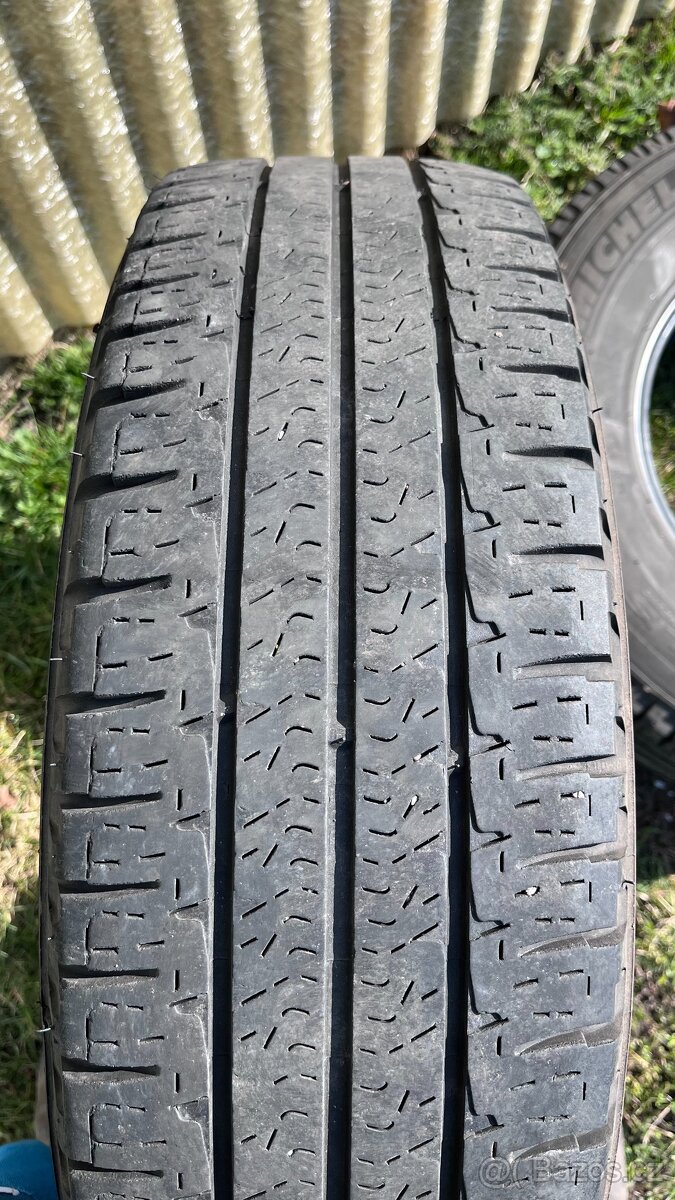 Pneu Michelin 225/75-R16 CP - 3
