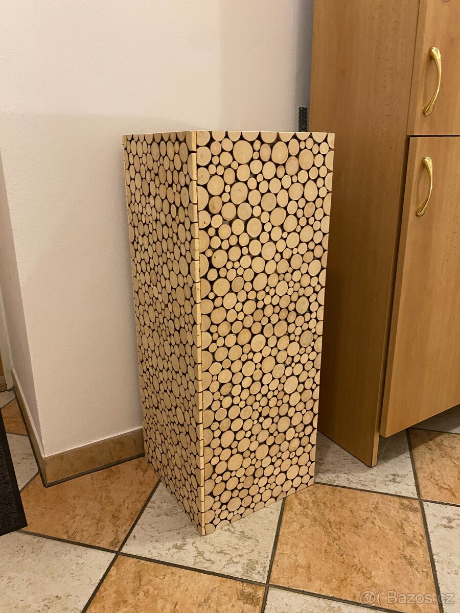 Dřevěná váza s umělou kulatou rostlinou - 3