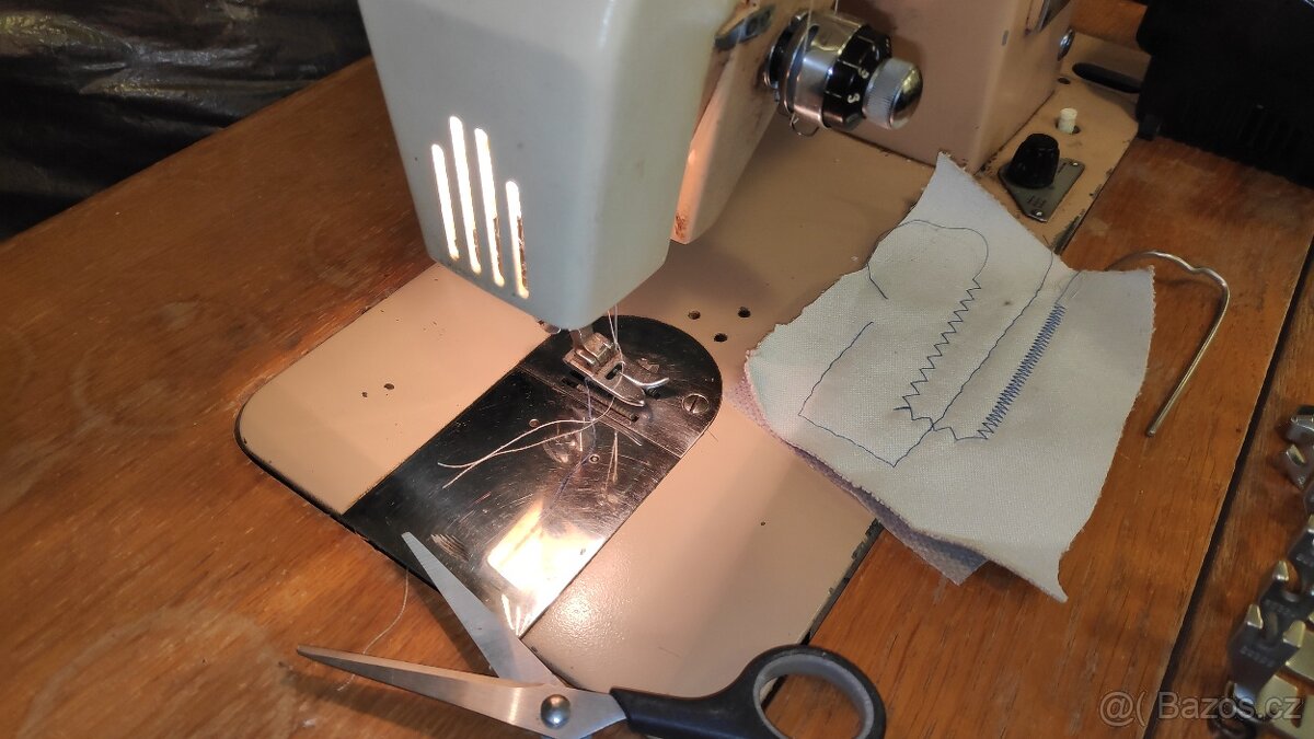 Šicí stroj na rovné šití a entl - 3