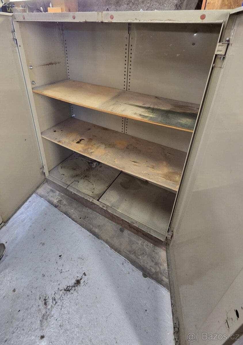 Kovová / plechová skříň - 3