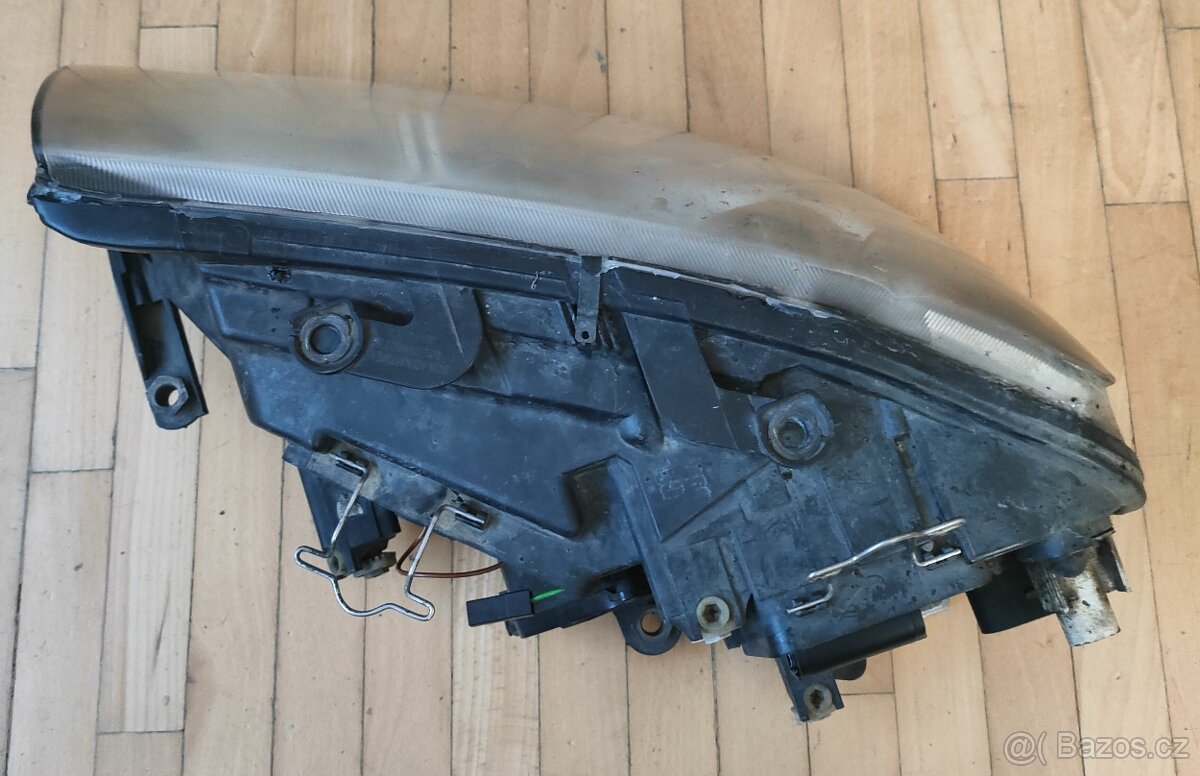 Přední pravý xenonový světlomet na Škoda Superb 1 - 3