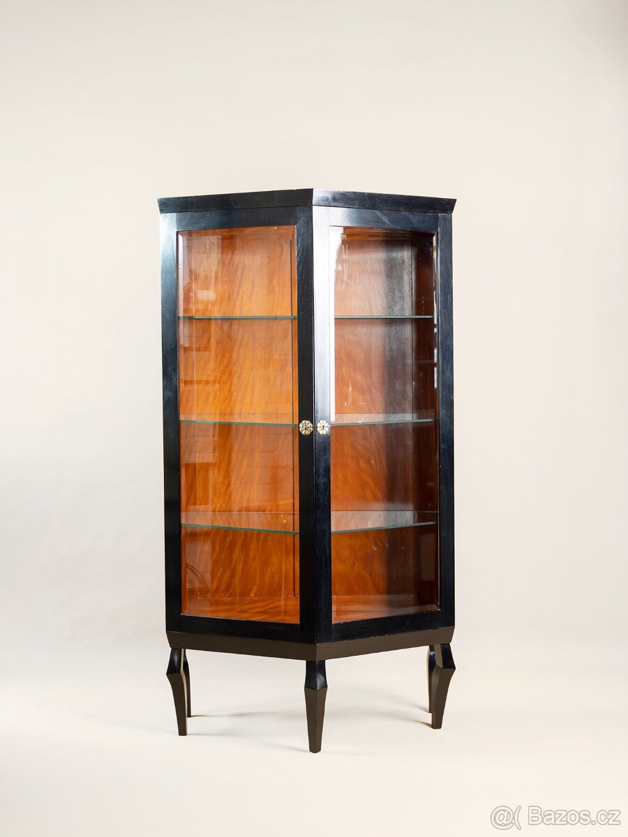 KUBISTICKÁ VITRÍNA ROHOVÁ - 3