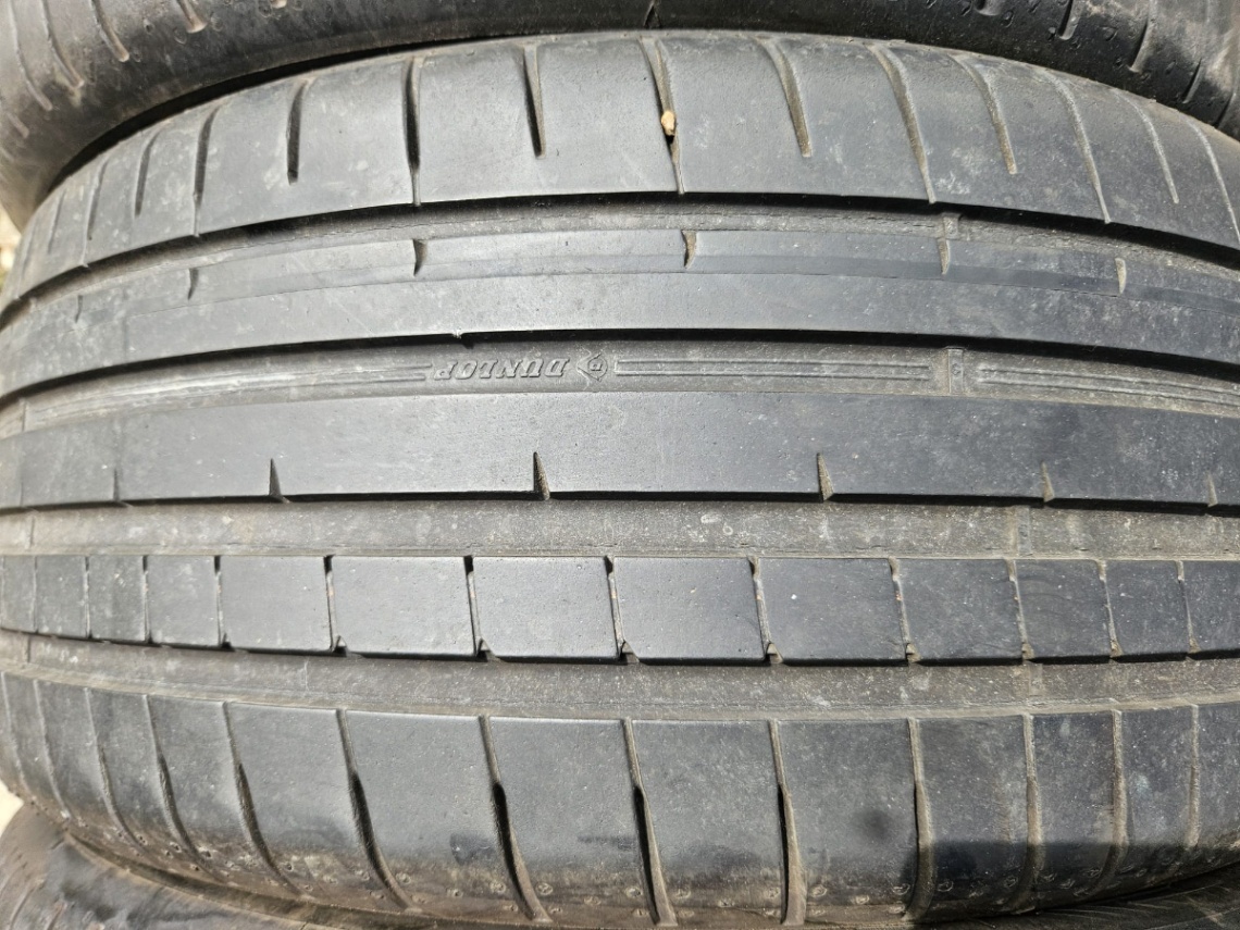 215/40R18 - 3