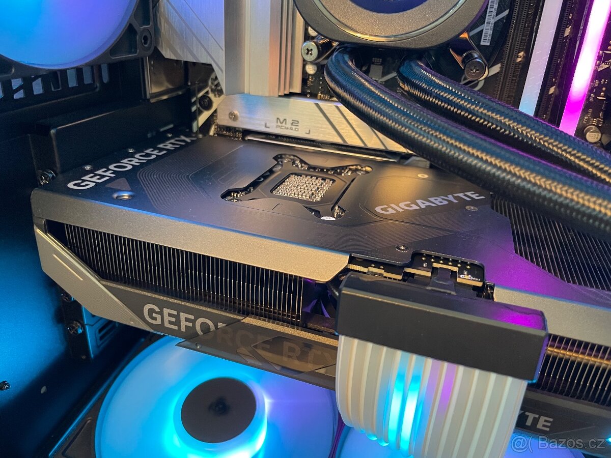 GIGABYTE GeForce RTX 5070 GAMING OC 12G - 3