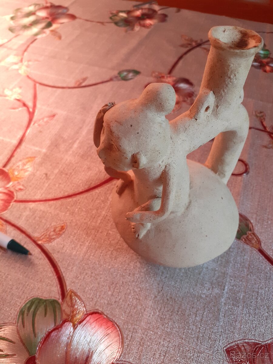 Soška milenci na lavičce, opice sedici - 3