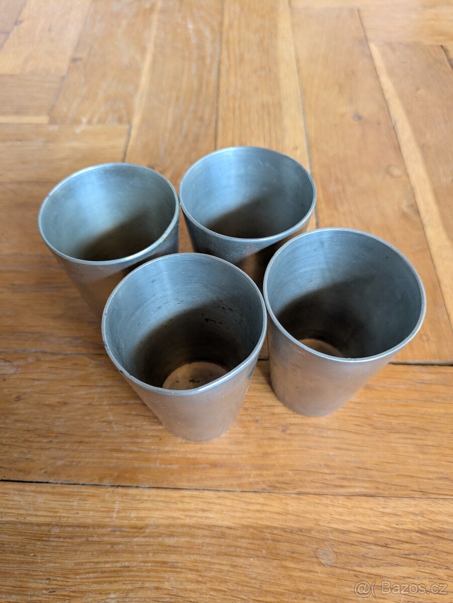 Sada 4 cínových kalíšků „Handarbeit“ s erbem – vintage, malé - 3
