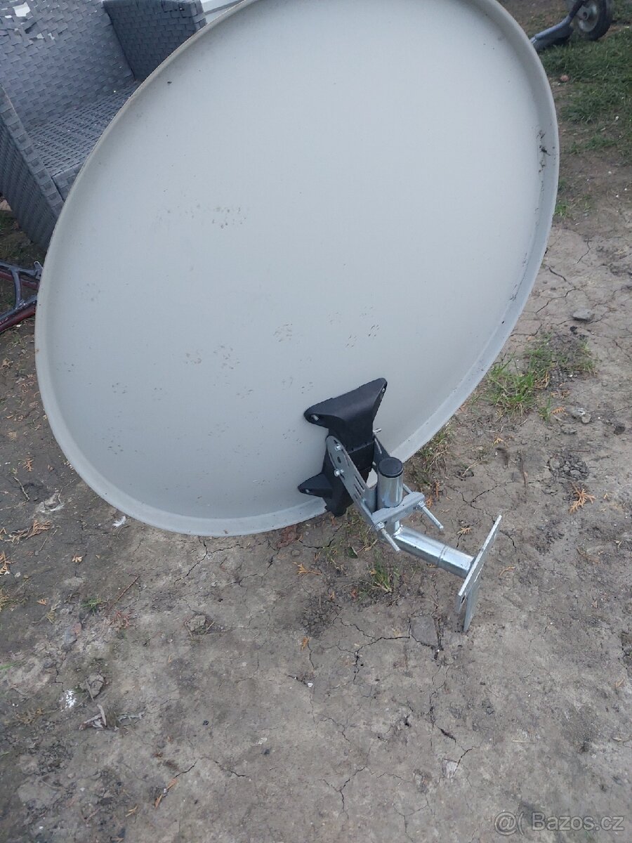 Satelitní parabola s masivním drzakem - 3