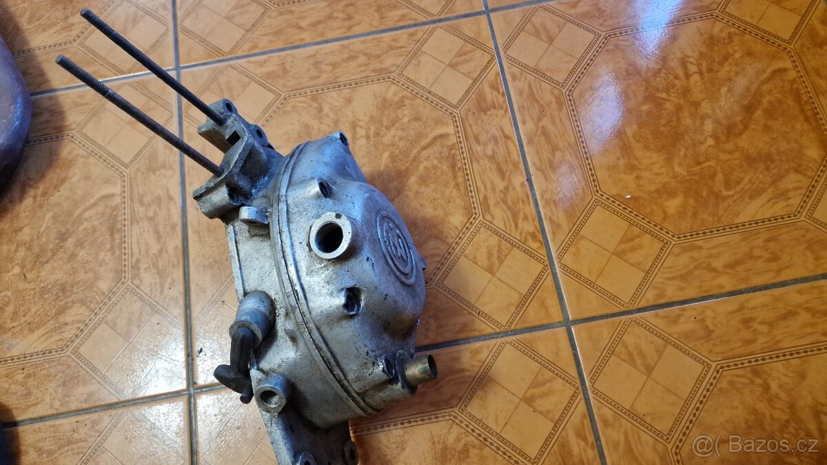 Víko a karter motoru na ČŽ 98 - 3