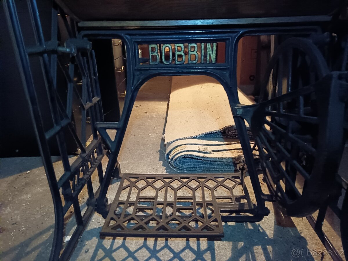 Šicí stroj Bobbin se starožitnou výbavou - 3