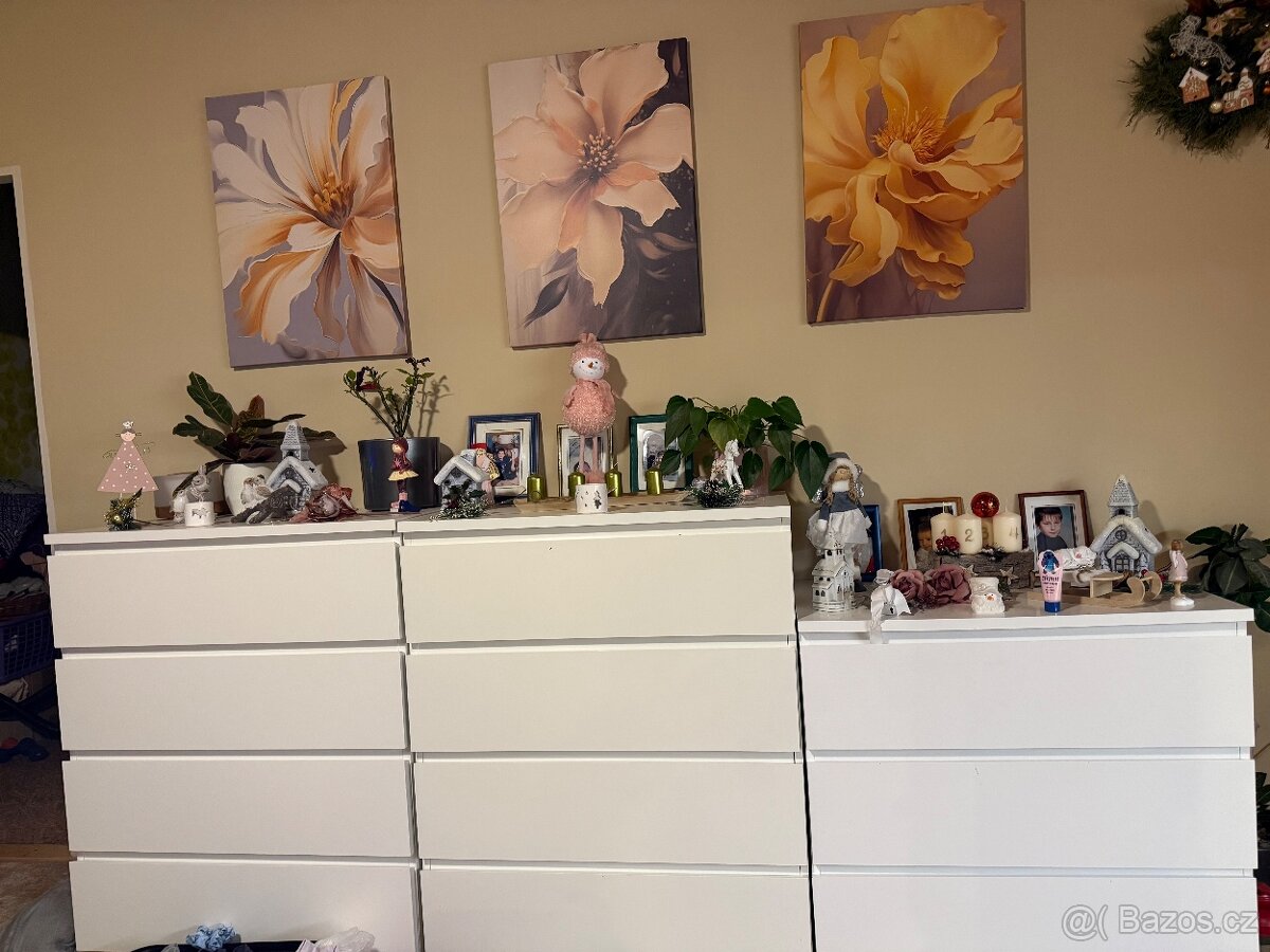 Sedací rozkládací souprava, komody a postel. - 3