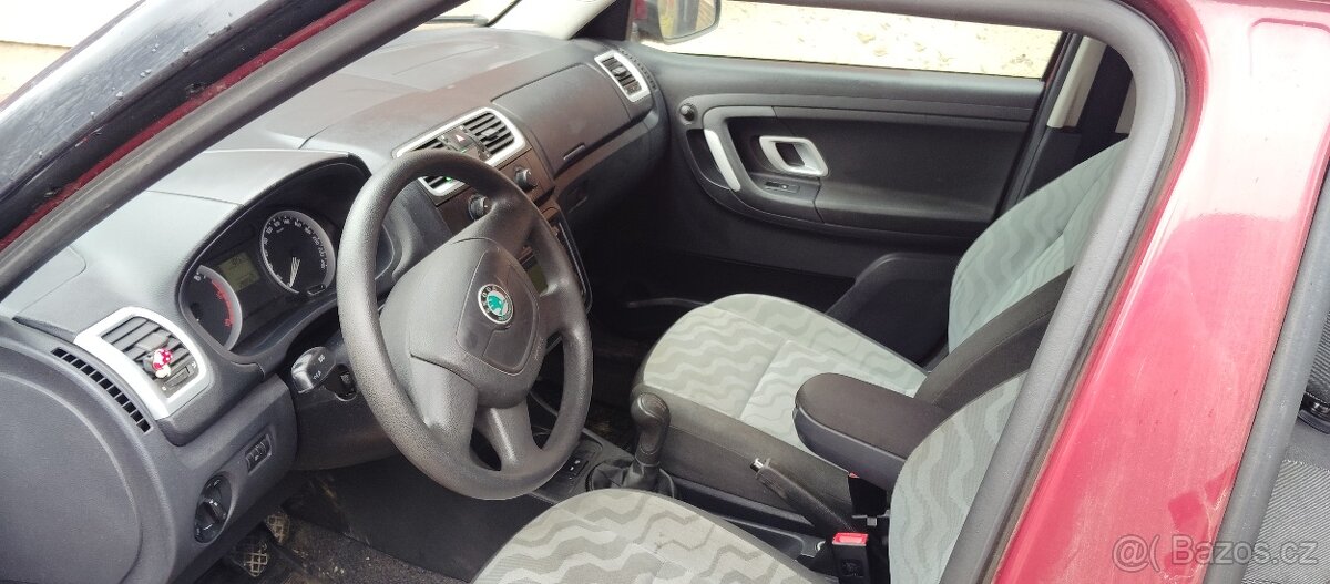 🚗 Škoda Fabia 1.4 - manuál – červená - 3