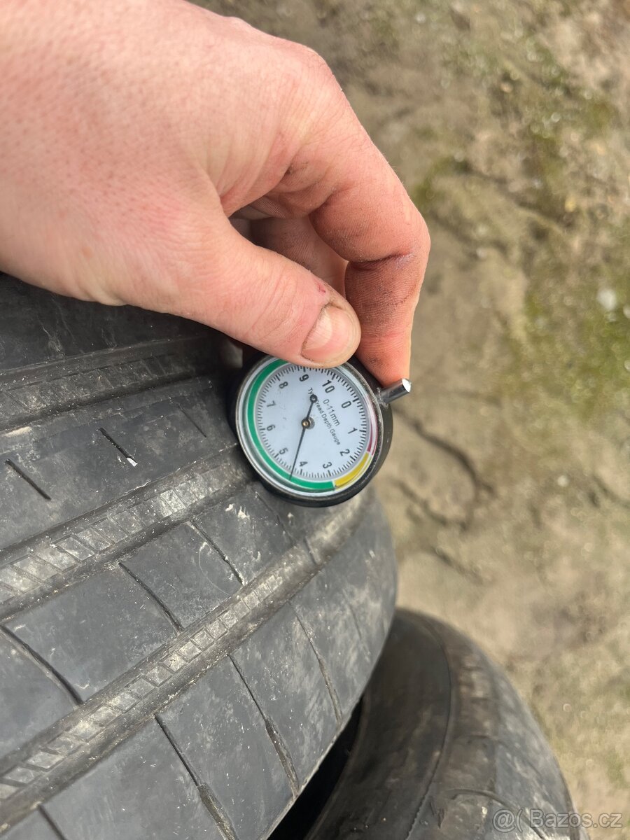 Pneu 245/45/18 - 3