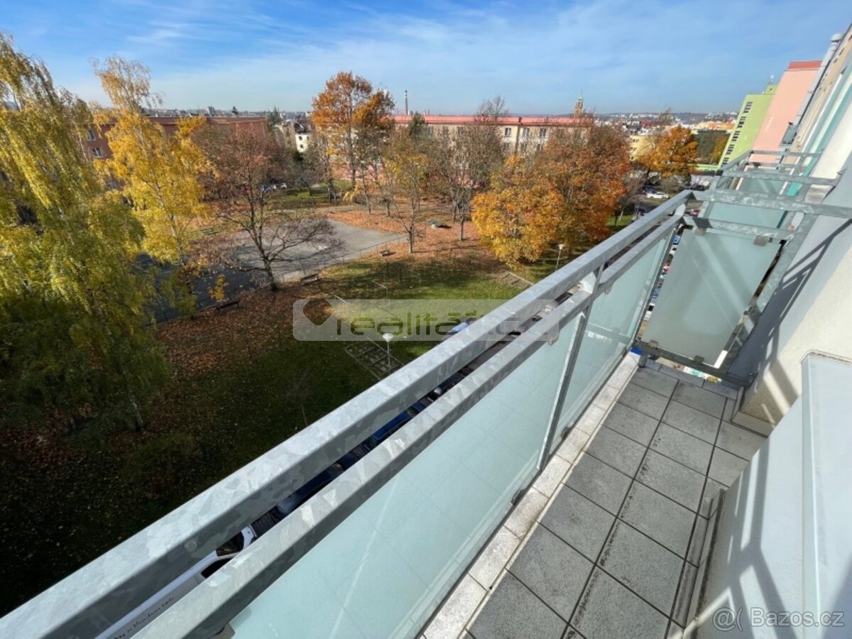 Prodej slunného bytu 2+1 s balkonem s krásným výhledem, Plze - 3