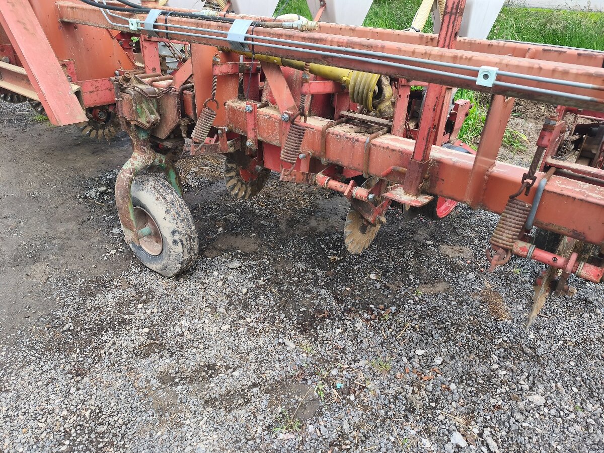 Přesný secí stroj na kukuřici Becker 8řádku - 3