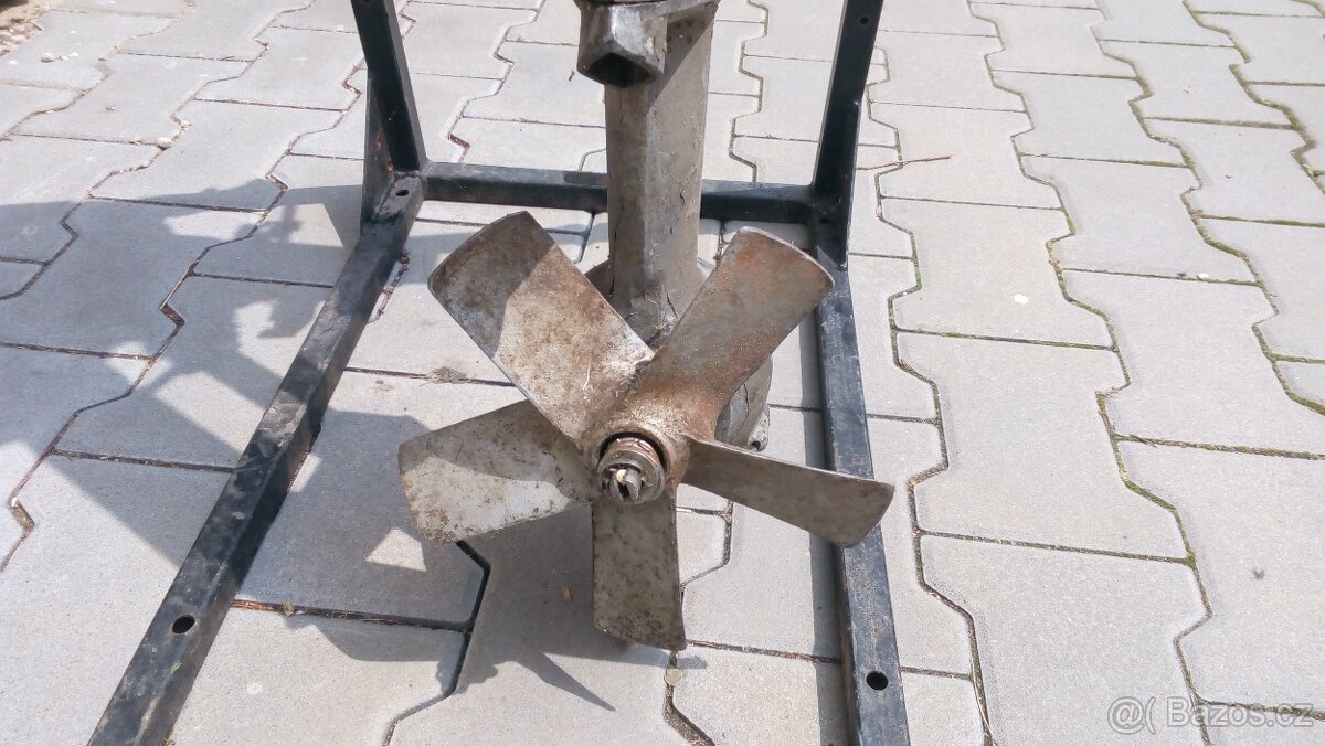 historický lodní motor Seagull - 3