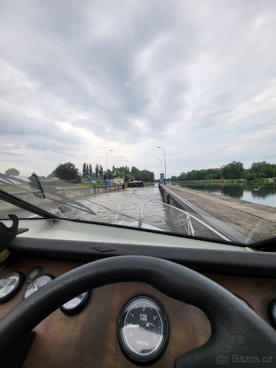 Kajutová motorová loď Draco 25 Twin Cab, zánovní vlek 3500Kg - 3