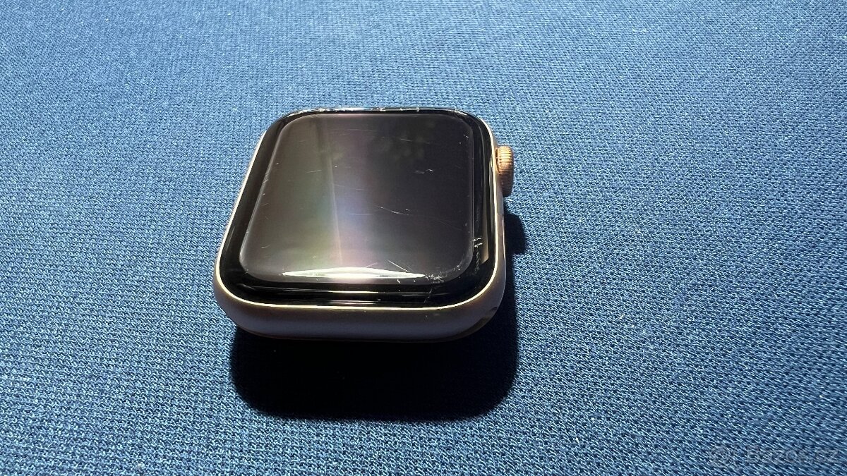 Apple Watch SE 2020 - růžová barva velikost 44mm - 3